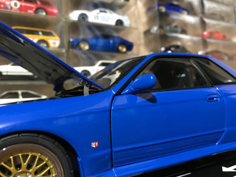 Note the small hood hinges. While other manufacturers use thick hinges (thus compromising the under-hood details), AutoArt used thin ones which look to scale, making the engine bay look more realistic.